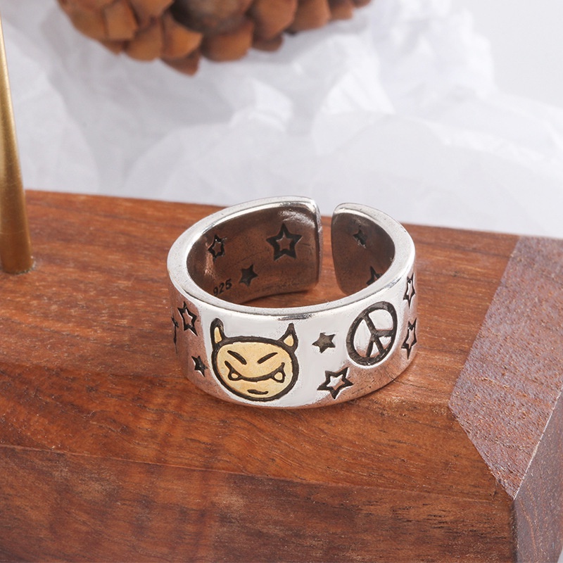 Cincin Desain Wajah Setan Tersenyum Bahan Stainless Steel Warna Emas Gaya Retro Untuk Wanita
