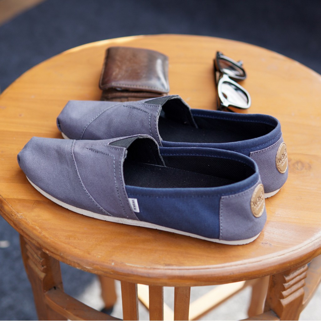 BEST PRICE- SEPATU WAKAI SELOP ABU NAVY KANVAS KASUAL SANTAI JALAN SPATU COWOK SLIP ON TERLARIS