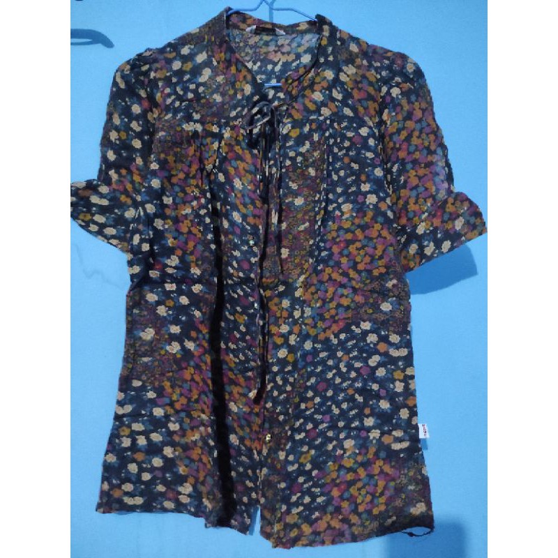 Preloved baju atasan wanita kemeja kancing motif bunga hitam