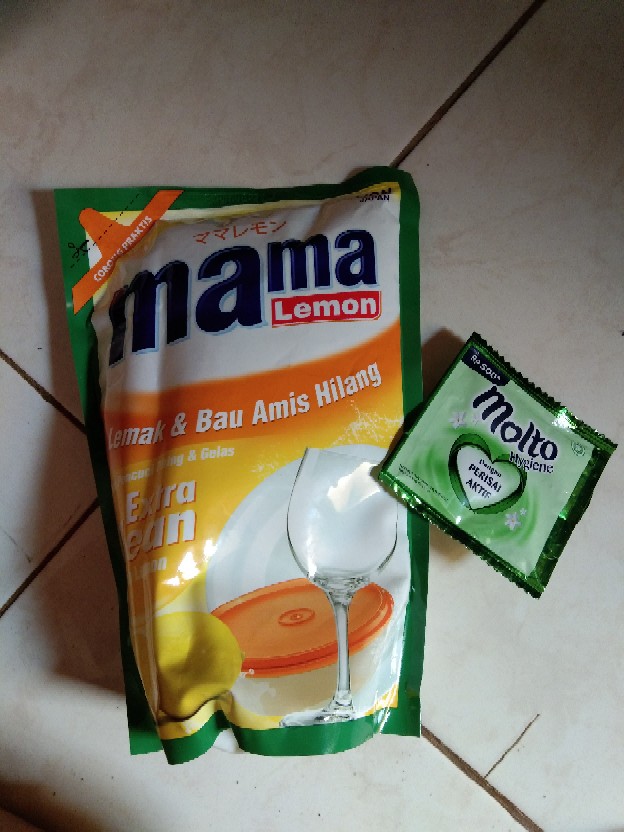 Mama Lemon Sabun Cairan Pencuci Piring Gelas Dan Wadah Plastik 780 Ml