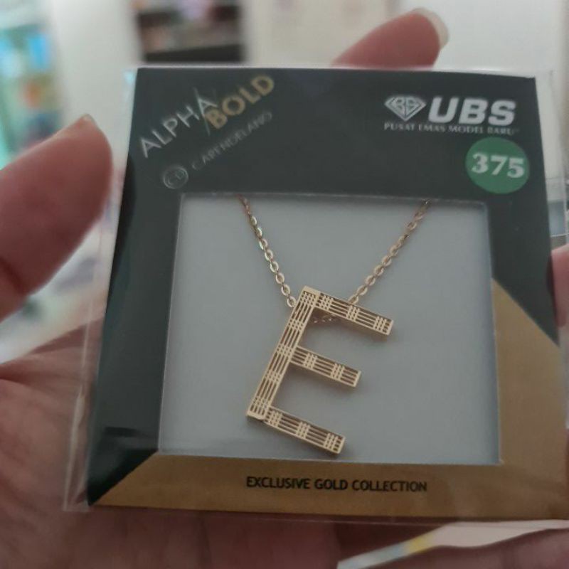 Kalung Alpha bold huruf E kadar 375 UBS