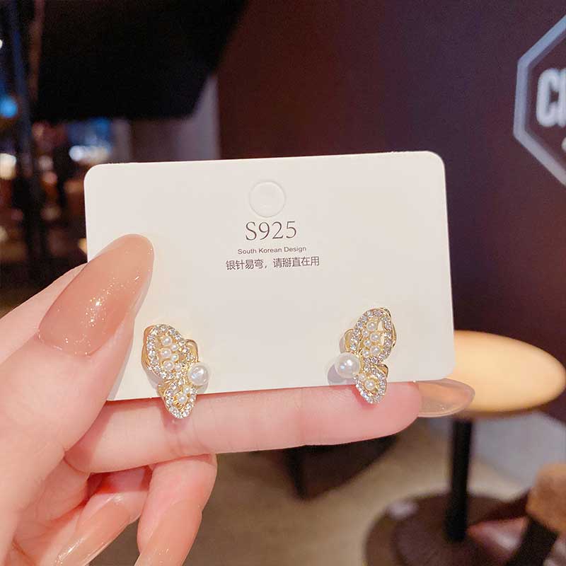 XiaoboACC Anting Tusuk Desain Kupu-Kupu Hias Zircon + Mutiara Gaya Korea / Simple Untuk Wanita