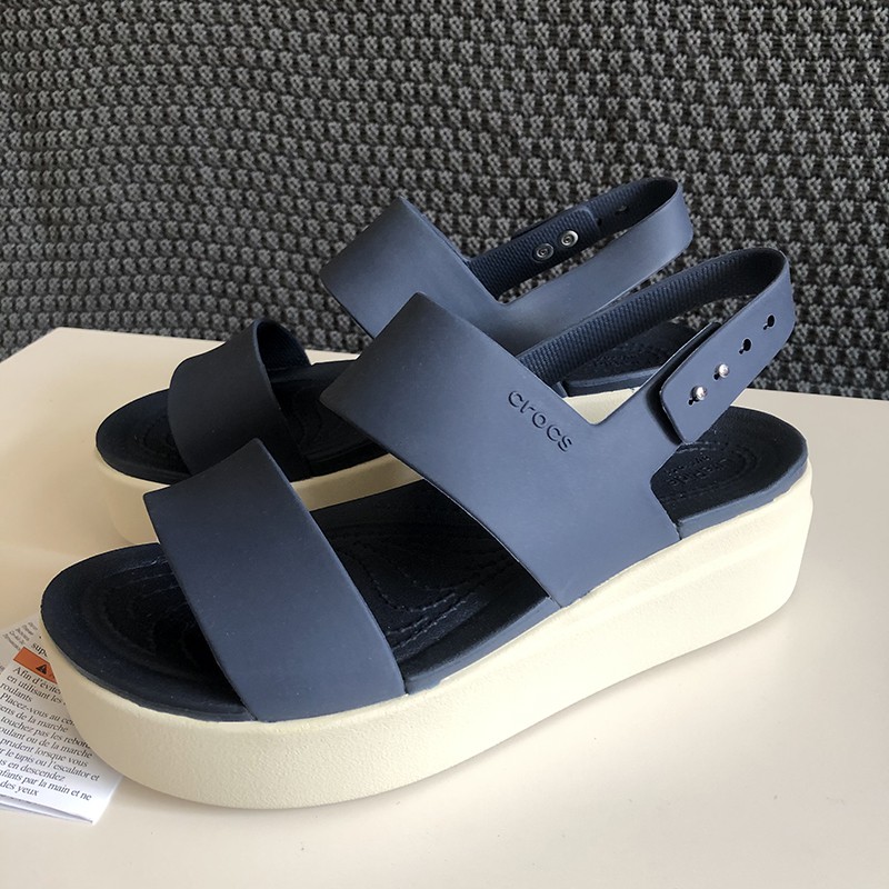 Crocs Brooklyn Low Wedge / Sepatu Wanita / Crocs Wanita / Crocs Wedges / Sepatu Crocs / Sepatu Wedge