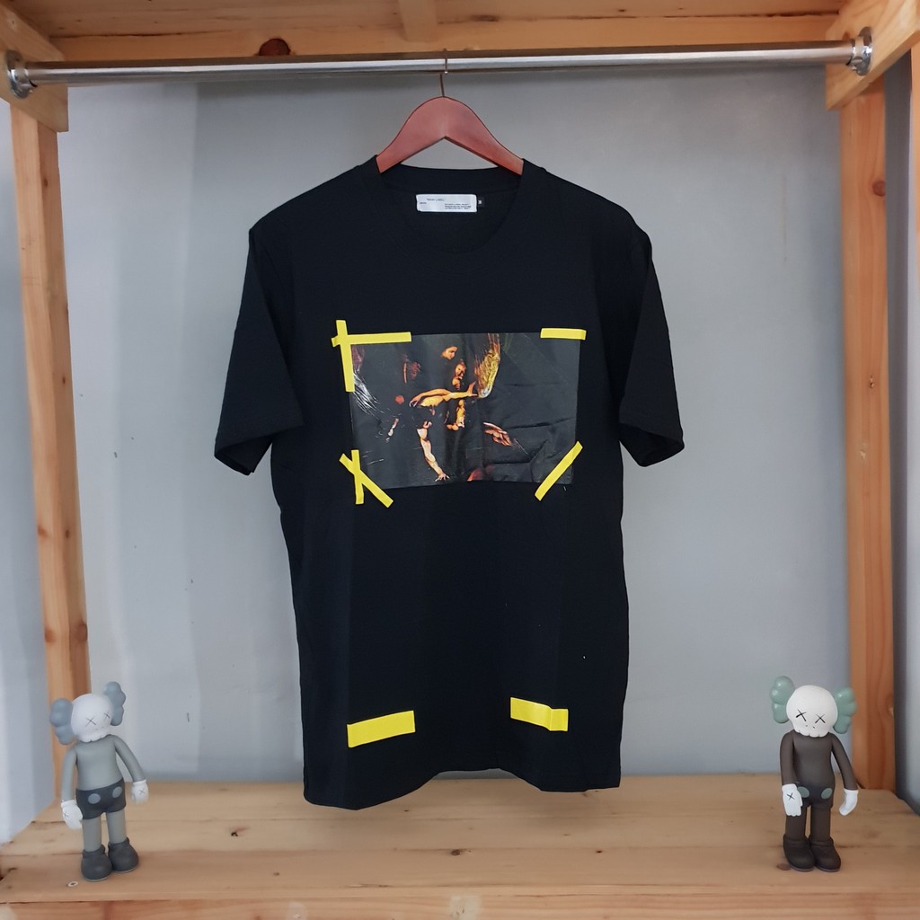 KAOS OFF WHITE CARAVAGGIO Y HITAM PREMIUM