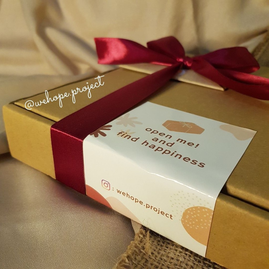 

gift box bungkus hadiah unik cantik dengan hiasan + tiga foto polaroid