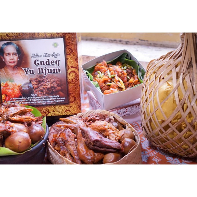 

Gudeg yu djum isi ayam 1ekor gudeg krecek