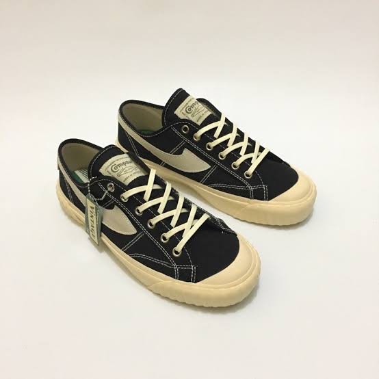 Sepatu compass vintage black white