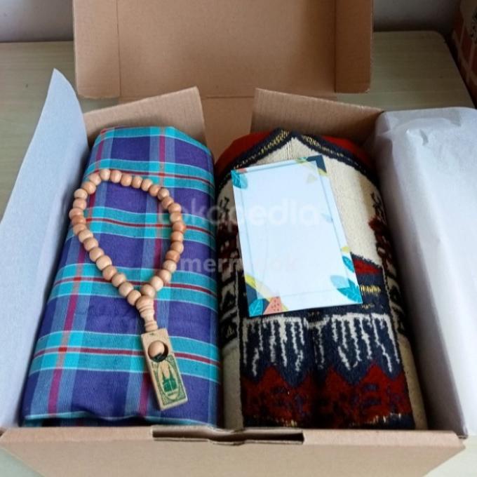 

Best Product!!! Hampers Kado Cowok Paket Sajadah, Sarung, Tasbih Packing Box [2] - Paling Diminati