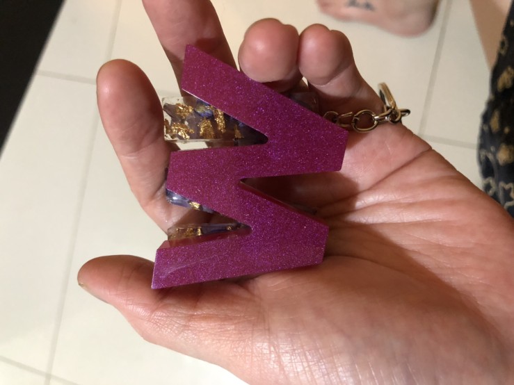 Dramatic Alphabet Gantungan Kunci Resin