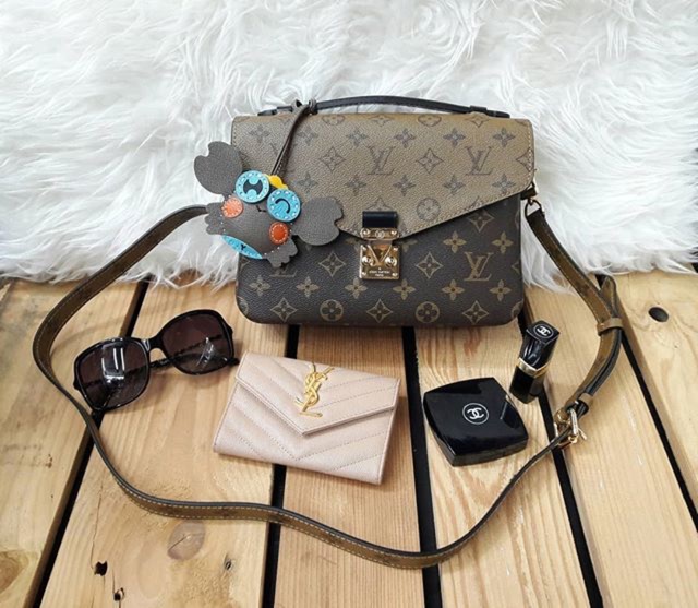 LV pochette Metis Reverse