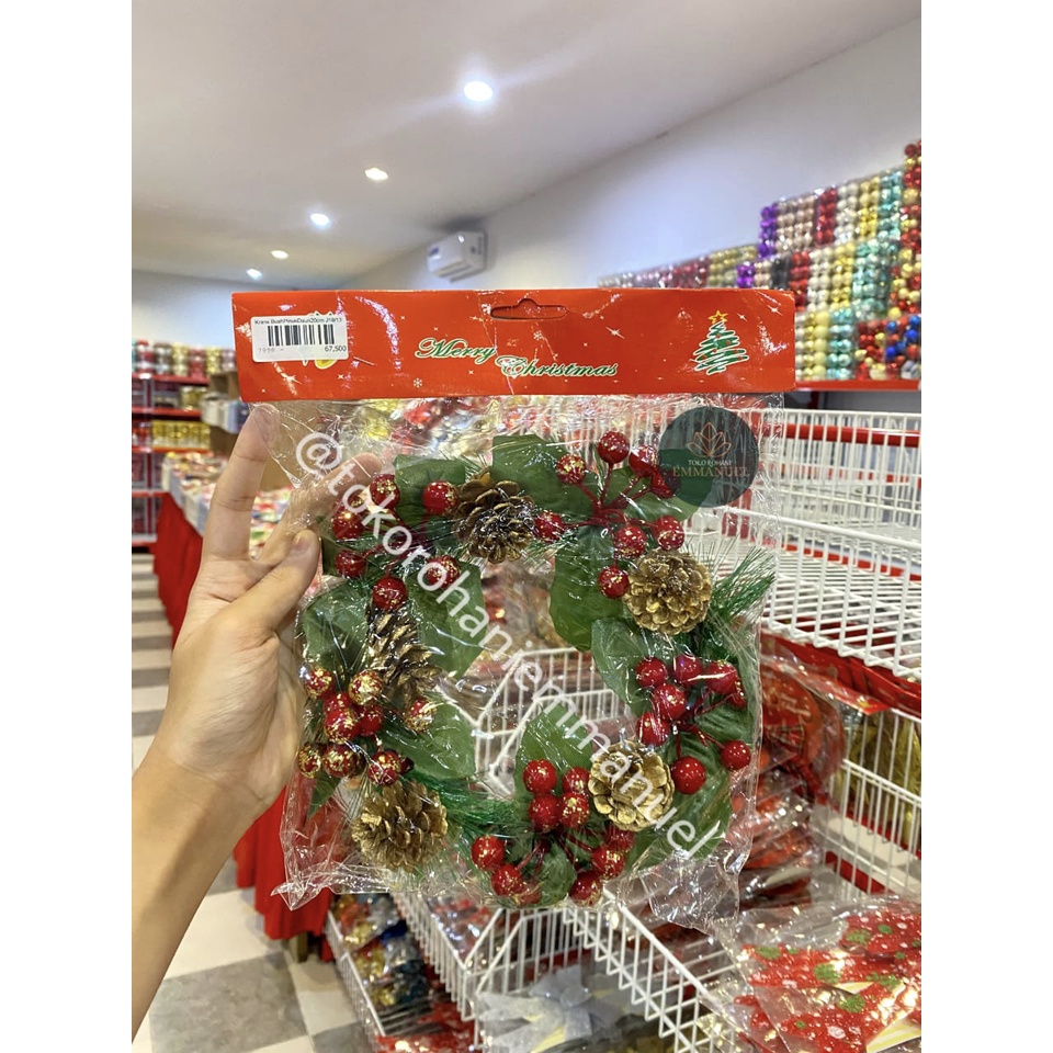 

Gantungan Krans Natal Buah Pinus Daun 20 cm / Dekorasi Natal
