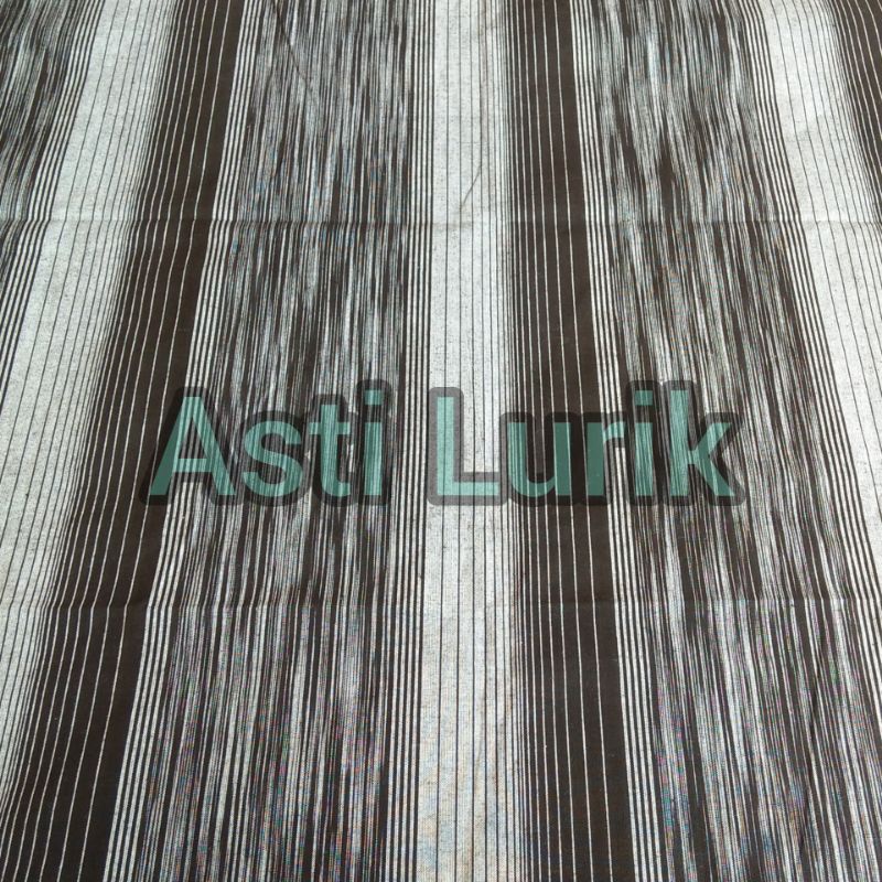 Kain Tenun Lurik Sawit ( 200 x 110 - 115 ) . Lurik ATM , Klaten , monokrom hitam Putih . Lurik Monok
