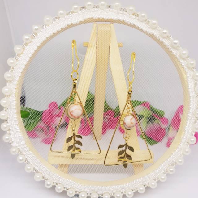 A17 Anting hijab segitiga gold daun