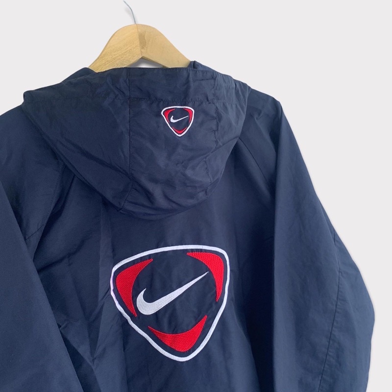 unveks— nike outdoor jacket • used goods thrift second
