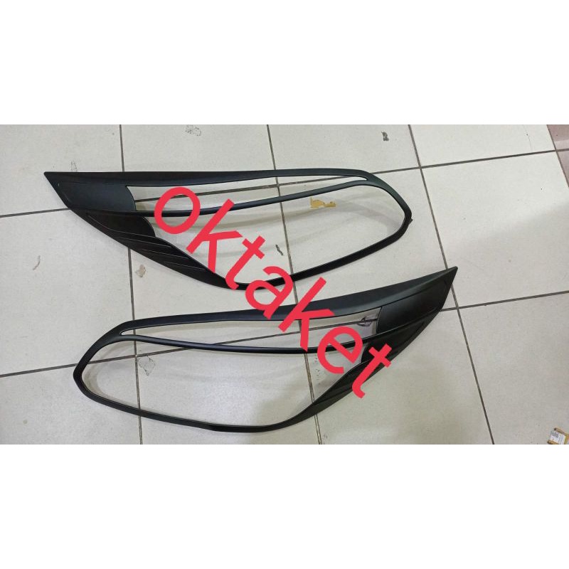 garnish lampu depan Chevrolet Spin hitam