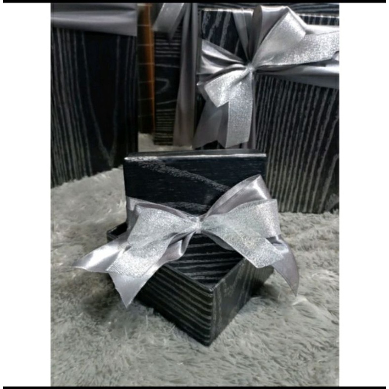 

Bok kado hitam serat silver pita warna gray