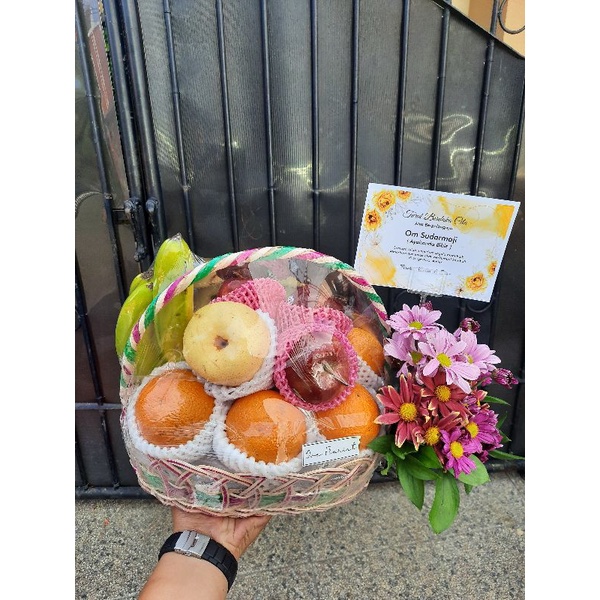 

parcel buah plus bunga surabaya