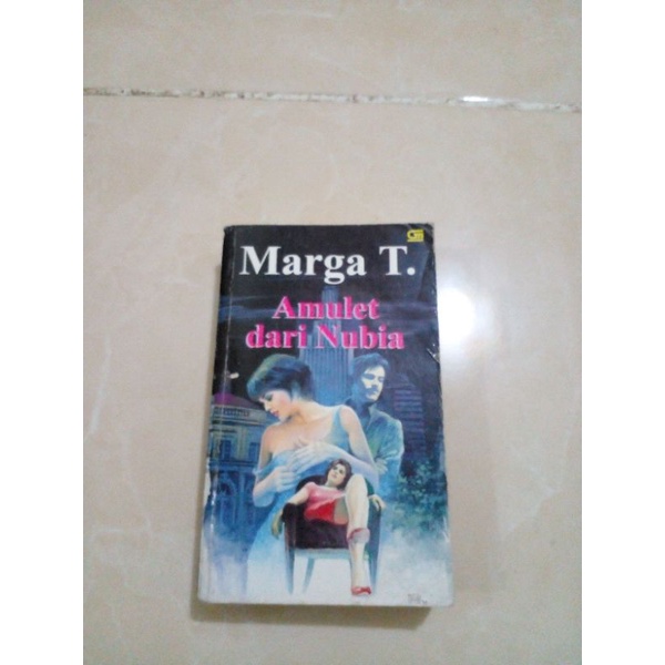 novel Marga T. Amulet dari Nubia  r