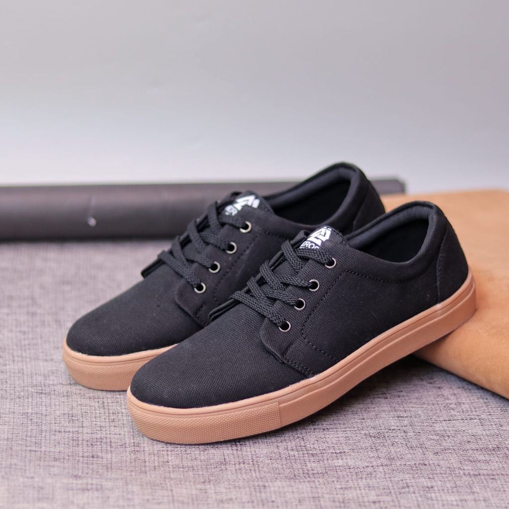 NERO Sepatu Kasual Sneakers Pria Original Sepatu Skate Cowok Trendy Simple Murah Anti Slip