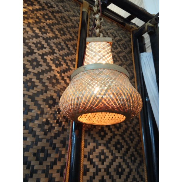 LAMPU GANTUNG ANYAMAN BAMBU