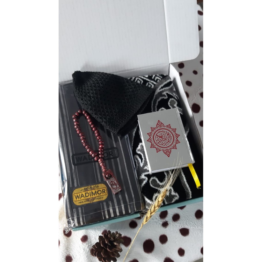 

Hampers Cowok Gift Box Black Edition Special Cowok Sajadah Al Quran Peci Tasbih Ulang Tahun Wisuda
