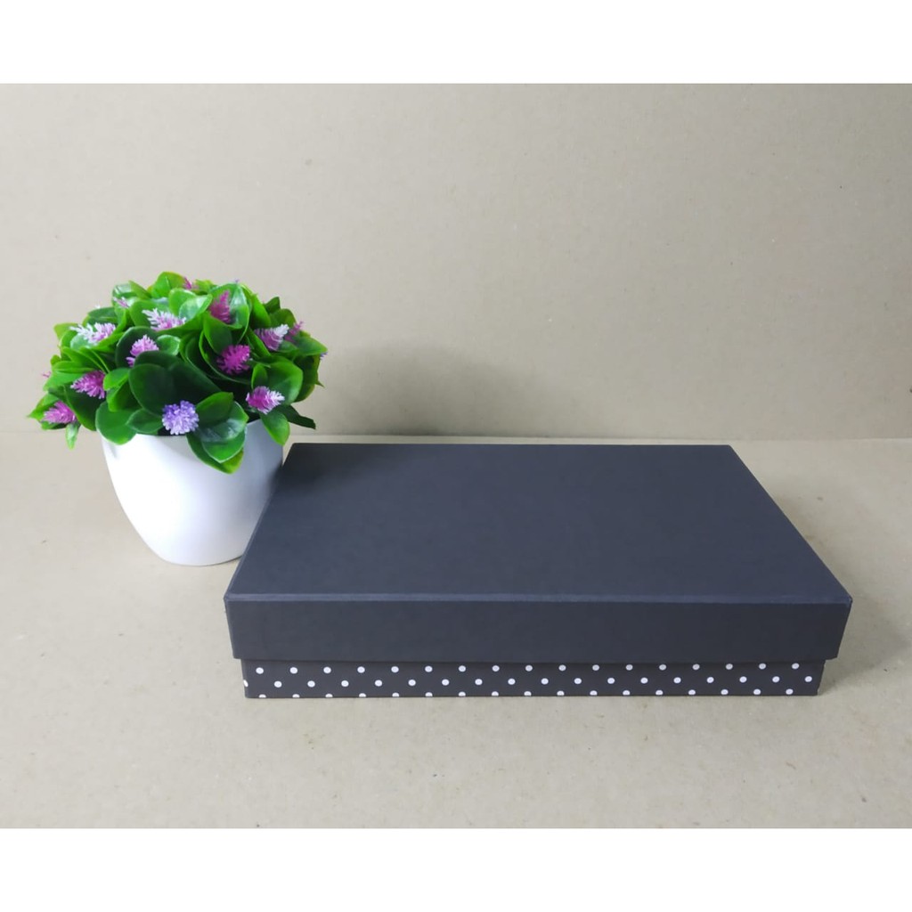 

HardBox / Kotak Kado Hitam Totol P25cm X L15cm X T5cm
