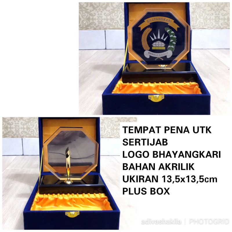 

TEMPAT PENA UNTUK SERTIJAB LOGO BHAYANGKARI / YKB BAHAN AKRILIK UKURAN 13,5 × 13,5CM PLUS BOX