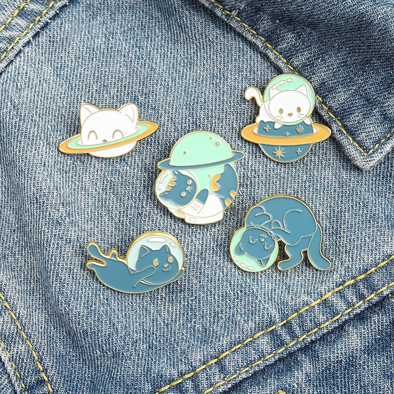 Bros Pin Enamel Bentuk Kartun Kucing Planet Astronot Untuk Hadiah Teman