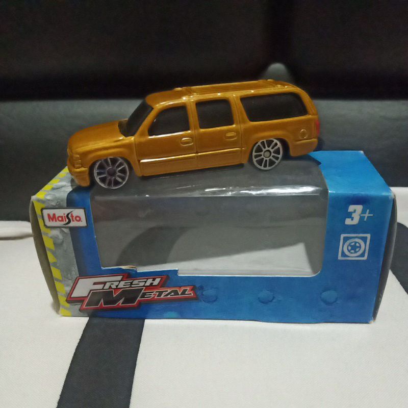 2001 Chevrolet Suburban Maisto Gold