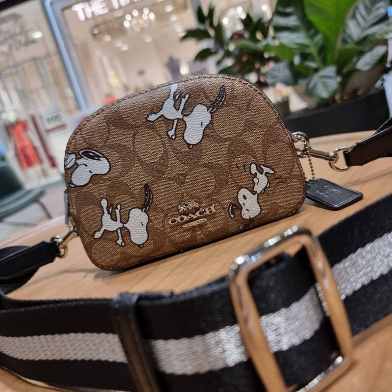 TAS WANITA SELEMPANG PEANUTS MINI SERENA CROSSBODY IN SIGNATURE WITH SNOOPY 4590