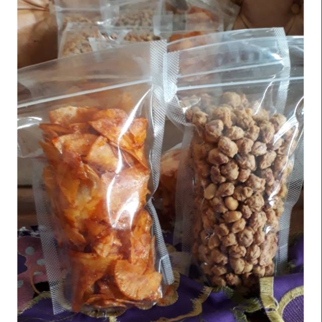 

kripik singkong pedas dan kacang medan