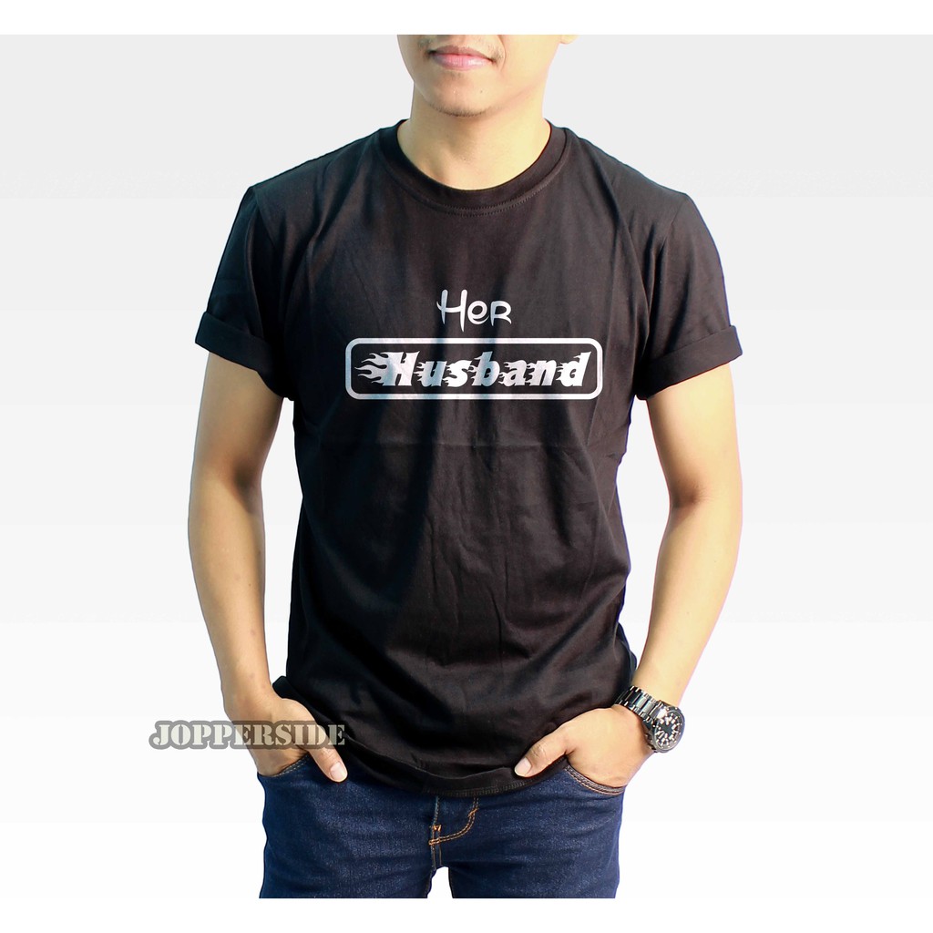 JOPPERSIDE TSHIRT KAOS DISTRO TULISAN KATA KATA HERHUSBAND HER HUSBAND PRIA ORIGINAL PREMIUM TS25