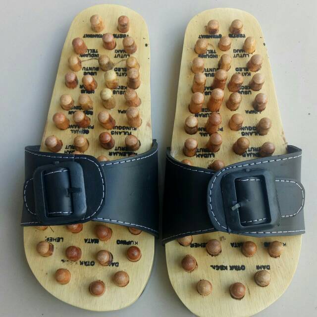 Alat Pijat Dan Sendal Terapi Kayu