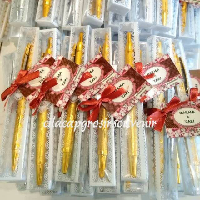 

Souvenir Pernikahan Murah Pulpen Emas Packing Box Mika Motif Putih Minimal Order 100 Pcs