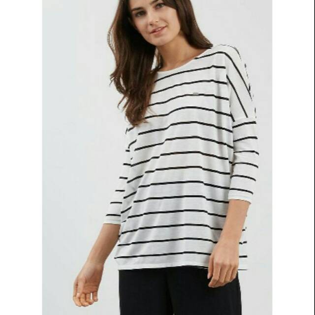 Famo Tshirt by Berrybenka - preloved Berrybenka