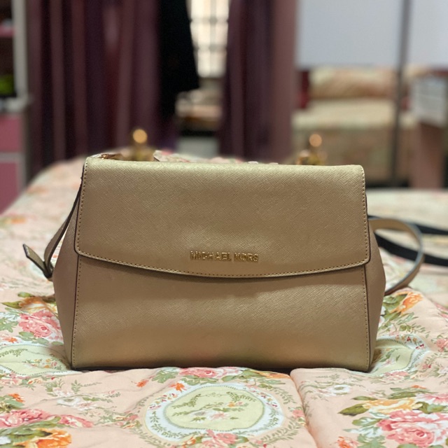 

Mk ava bag warna gold lengkap paperbag, dustbag ori mk. ori 100%