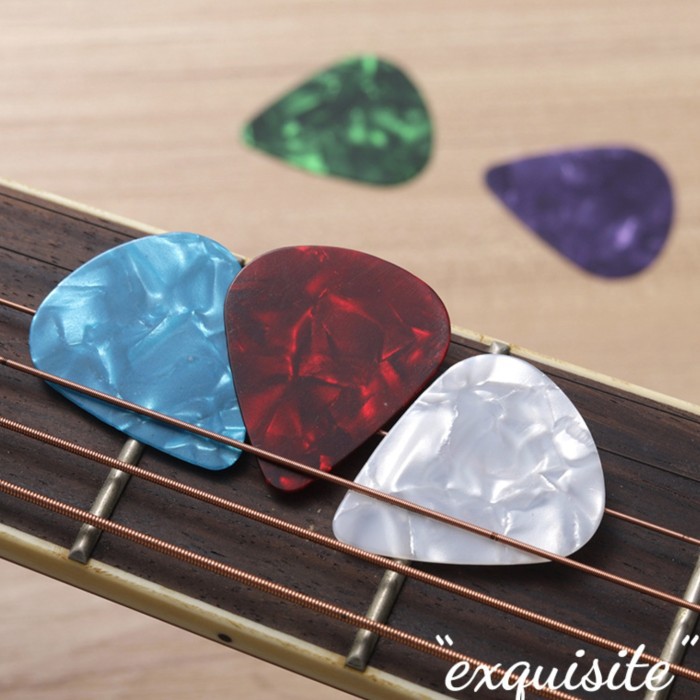 1 pcs pick gitar no brand warna dan ukuran acak.