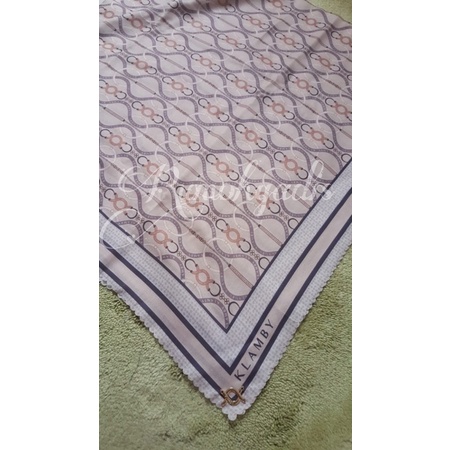 Chain Scarf - Wearing Klamby