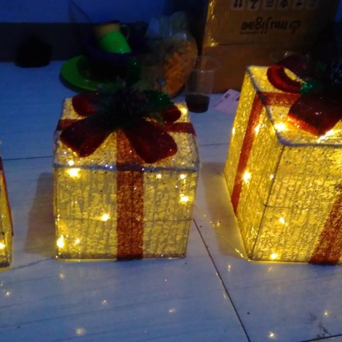 

NOELLE SET 3 PCS LAMPU NATAL BENTUK KOTAK KADO FV452CD4