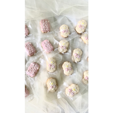 

CUSTOM ROYAL ICING COOKIES