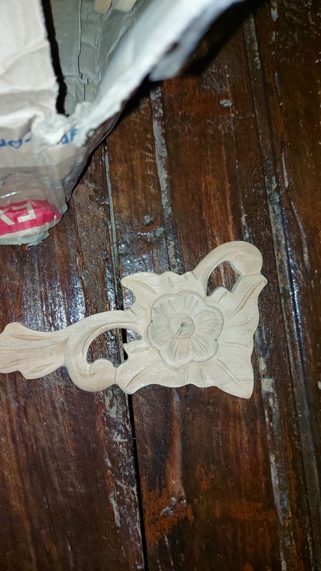 Ukiran Sudut Ornamen Tempel Bahan Kayu Motif Pacul  18 X 9,5cm