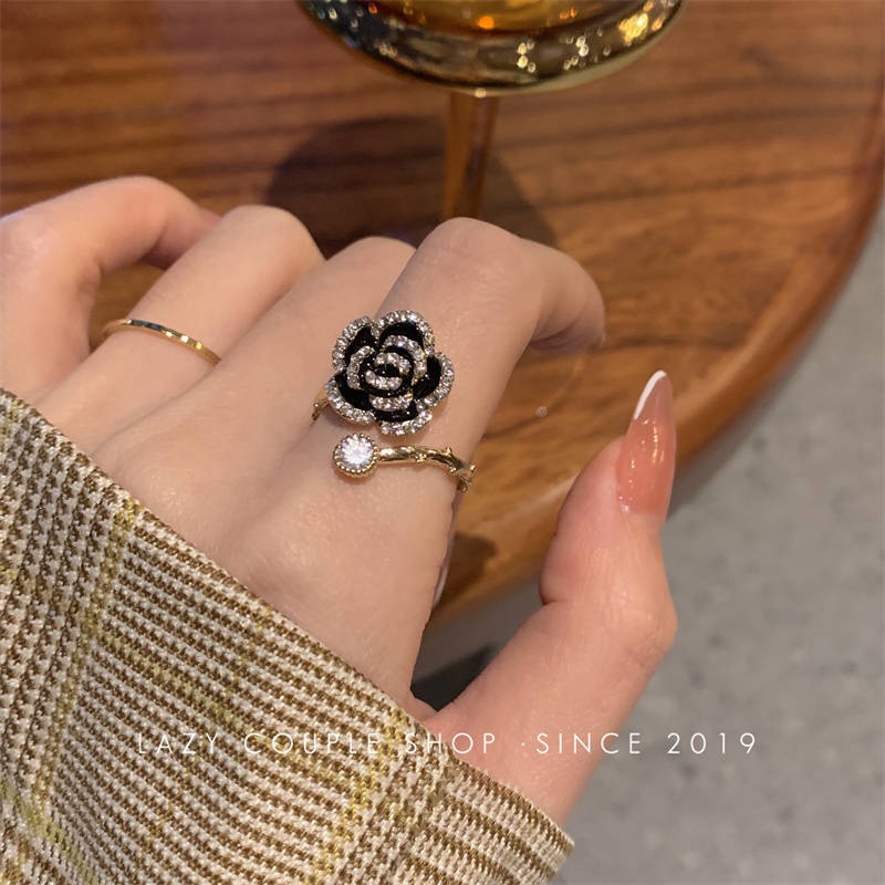 YEEZII Cincin Emas Bentuk Bunga Camellia Aksen Berlian Gaya Retro Untuk Wanita