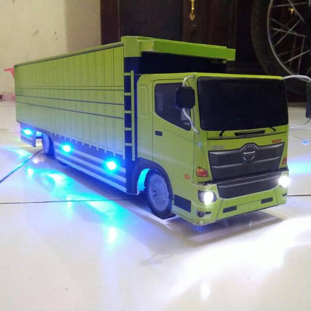 Miniatur truk hino 500 tronton remot control variasi lampu