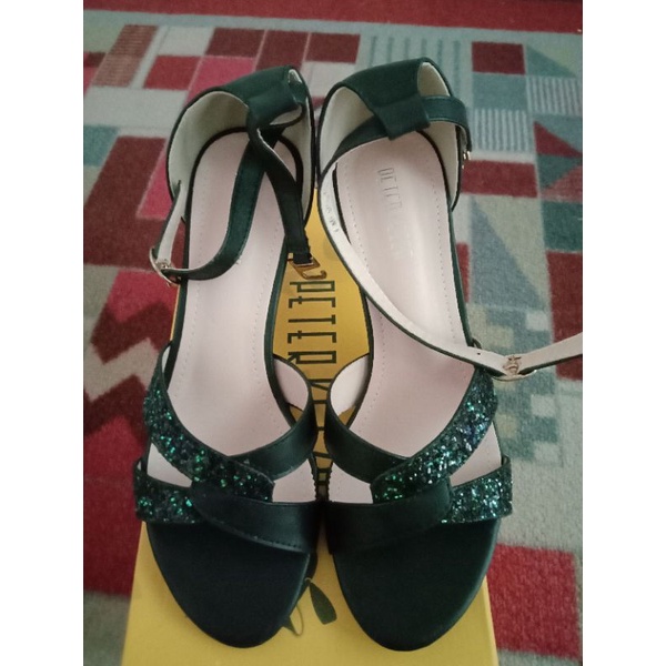 sepatu sandal Peter kezia