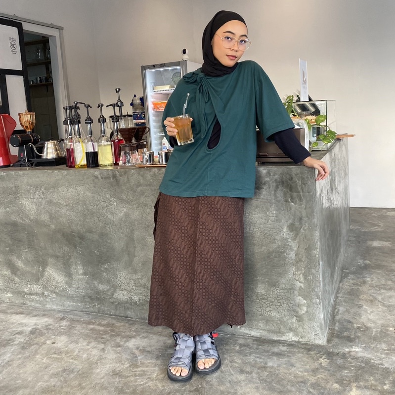 Basic Shirt Himtana  Oversize Design Unik untuk Wanita Millenial yang Anti Mainstream