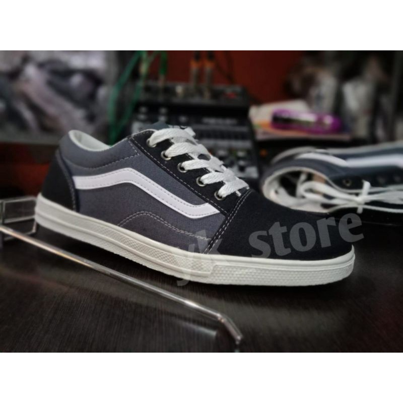 Sepatu Casual VANS OLD Pria atau Wanita