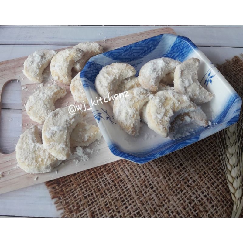 

PUTRI SALJU/KUE KERING EKONOMIS/KUE KERING LEBARAN/NATAL/IMLEK/500GRAM