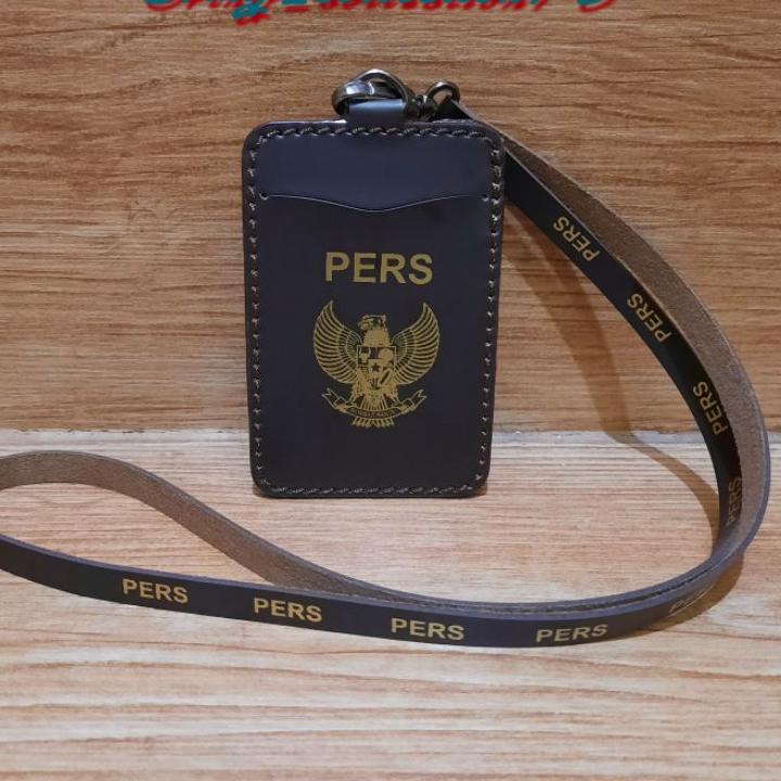 

Keluaran Terbaru.. Tempat Id Card PERS Kulit Holder Id Card Kulit PERS Kalung
