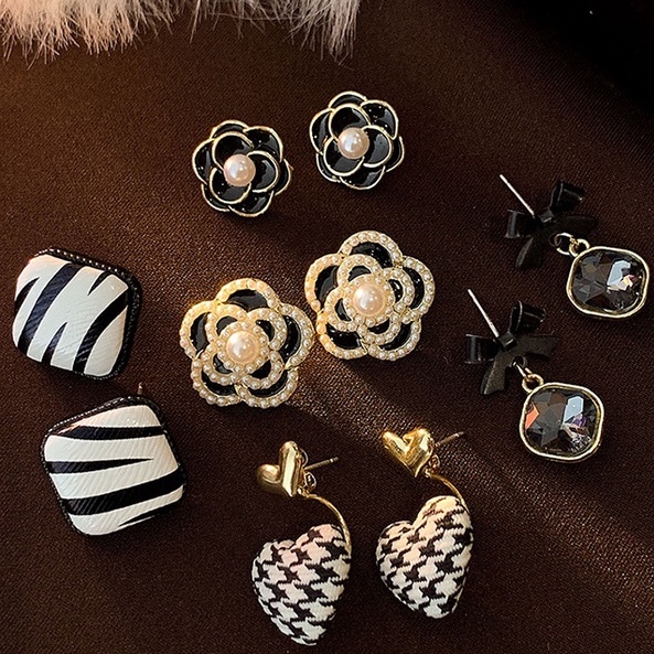 Anting Stud Hias Mutiara Berlian Imitasi Warna Hitam Gaya Retro Korea Untuk Musim Gugur Dan Dingin