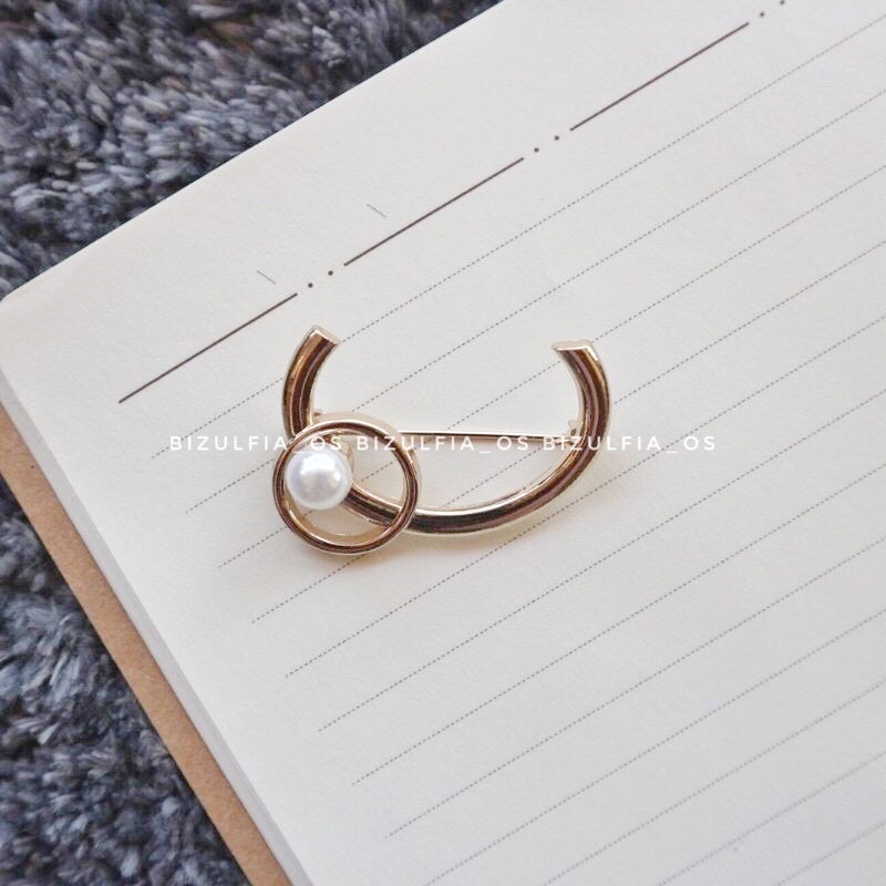 Brooch / bros cantik / bros jilbab / bros murah / bros murmer / bros love / bros geometri / Bros Mewah Bros Elegan Bros Hijab Bros Kebaya Bros Dada bros Tuspin Bros Pin Btrooch Korean Style Brooch AKsesories Jilbab Accessories BRS-B02 Bros Daily BZO-GOLD-SETLING